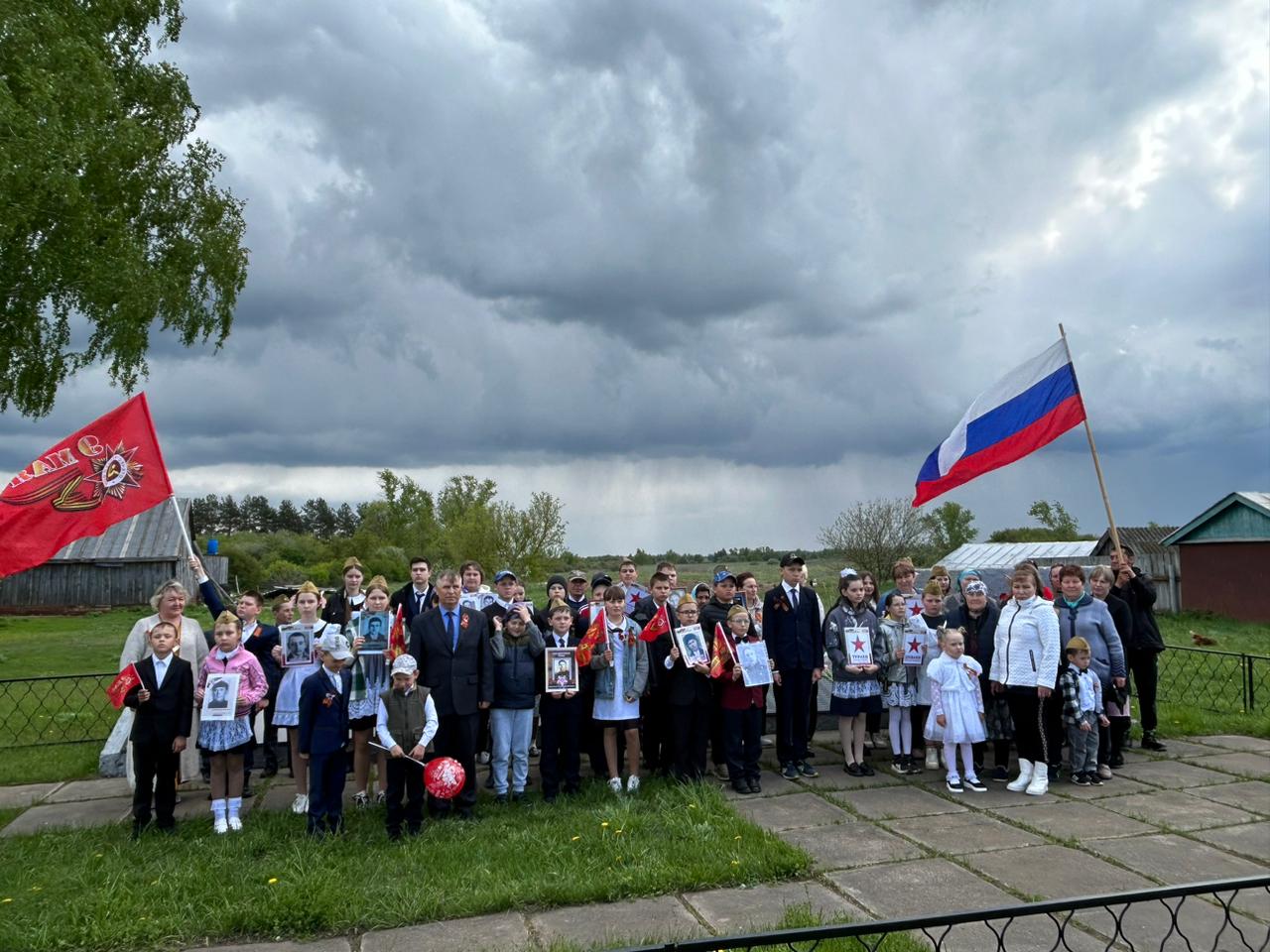 Возложение цветов к памятнику погибшим участникам в годы Великой Отечественной войны.